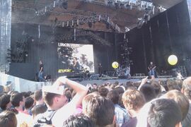 Contest winner's artwork on the screen before the show (Image courtesy of Kate of LPCoalition)